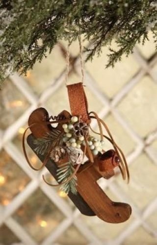 Bethany Lowe Christmas – Winterberry Skate Ornament – DA0451